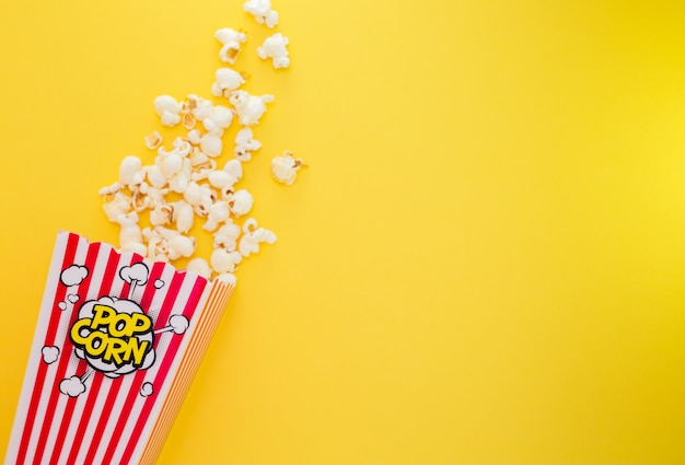 Popcorn Maślany W Czerwonej Filiżance Popcornu, Przekąska W Domu Lub W Kinie