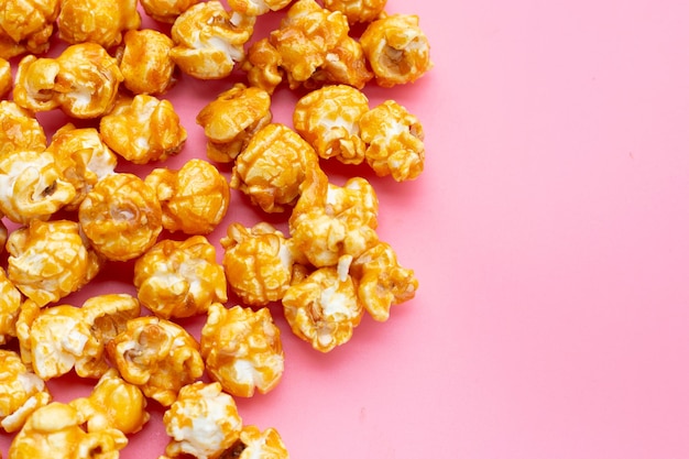 Popcorn miodowo-karmelowy na różowym tle