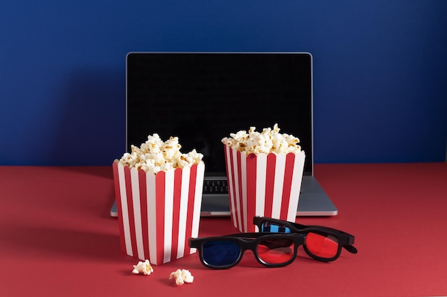 Popcorn Na Laptopa W Wiaderkach W Czerwone Paski I Okularach 3d Koncepcja Kina Online