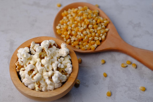 Popcorn to odmiana ziaren kukurydzy, która rozszerza się i pęcznieje po podgrzaniu. popcorn w misce.