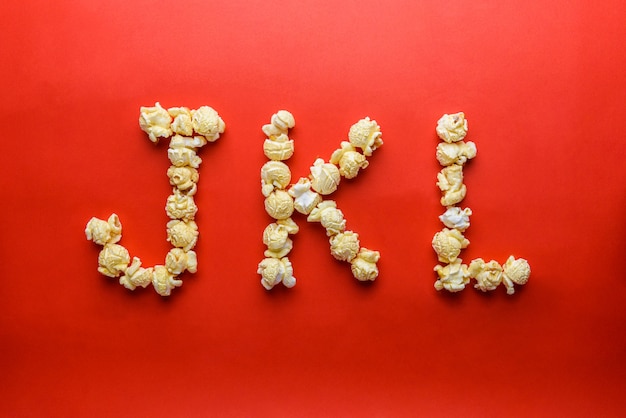 popcorn tworząc list J, K, L na czerwonym tle