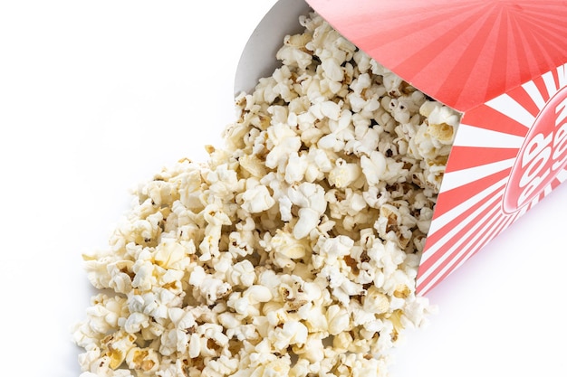 Popcorn w czerwone i białe paski kartonowe wiadro na białym tle