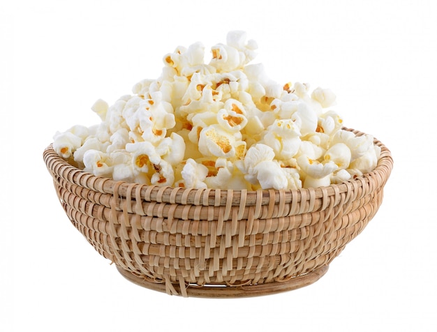 Popcorn w koszu na biel ścianie