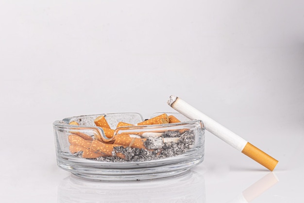Zdjęcie popielniczka papierosów białe tło popiół dymny niedopałek