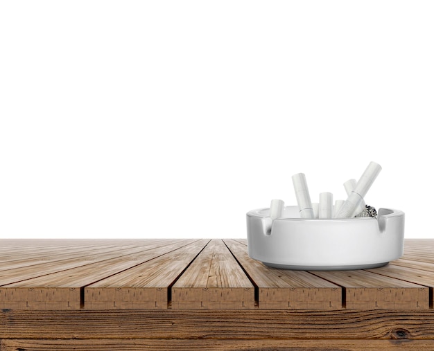 Popielniczka pełna niedopałków papierosów na drewnianym blacie na białym tle