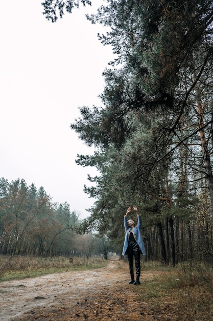 Poprawa samopoczucia psychicznego zrelaksuj się i zmniejsz stres młoda kobieta w czerwonym swetrze dotyka kropli wody