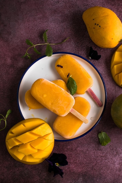Popsicles bananowy mango ze świeżymi owocami płaski widok z góry