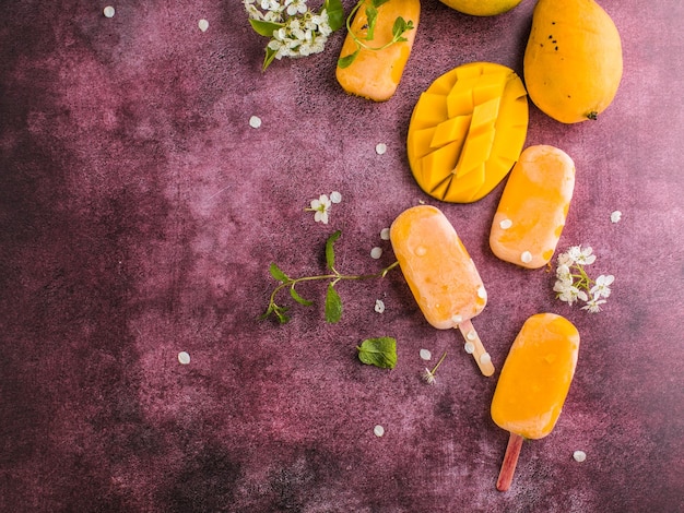 Popsicles bananowy mango ze świeżymi owocami płaski widok z góry