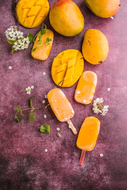 Popsicles Bananowy Mango Ze świeżymi Owocami Płaski Widok Z Góry