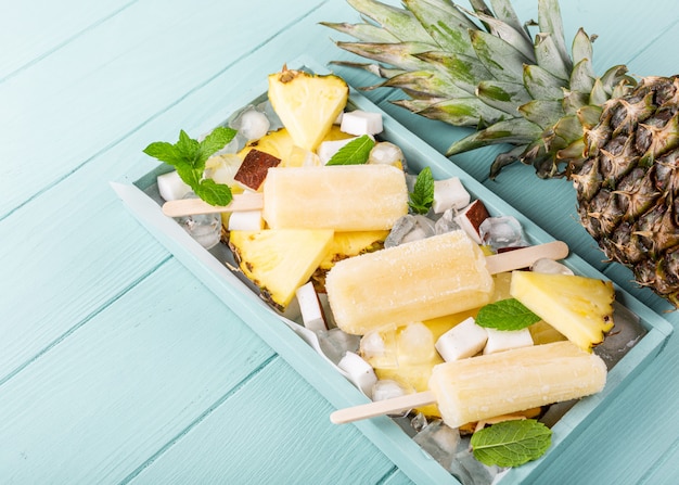 Popsicles kokosowe domowej roboty ananas