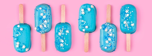 Zdjęcie popsicles lody miętowe na pastelowym różowym tle. smaczne i orzeźwiające lody na patyku. minimalna koncepcja lato. leżał na płasko, baner