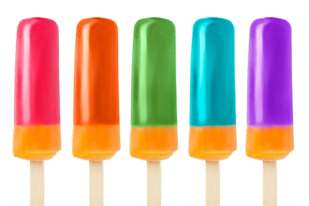 Popsicles owocowe na białym tle