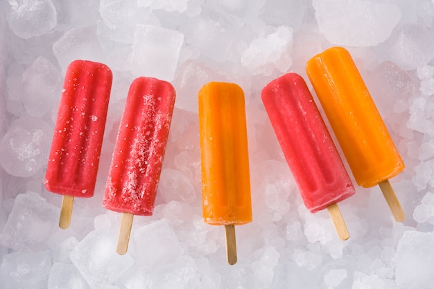 Popsicles Pomarańczy I Truskawki Na Kostkach Lodu