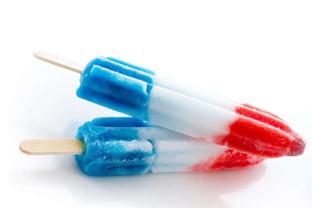 Popsicles w kolorach czerwonym, białym i niebieskim.