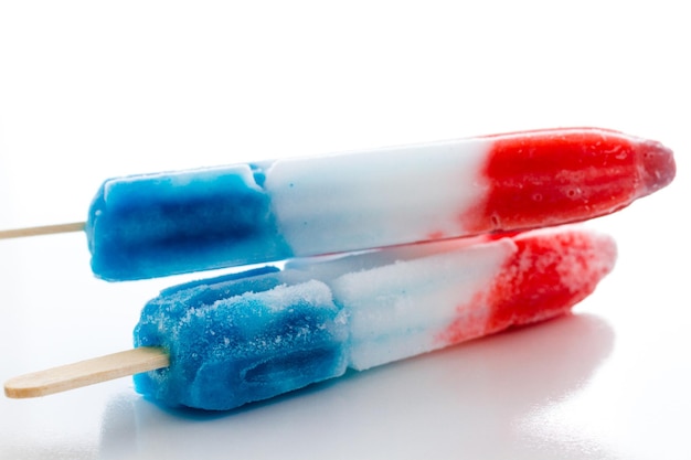 Popsicles w kolorach czerwonym, białym i niebieskim.