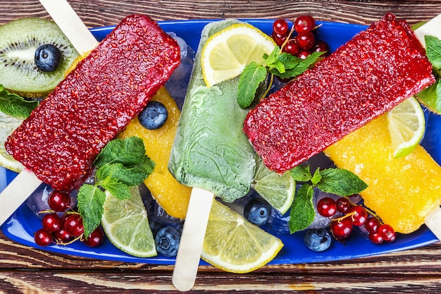 Popsicles Z Jagodami I Owocami