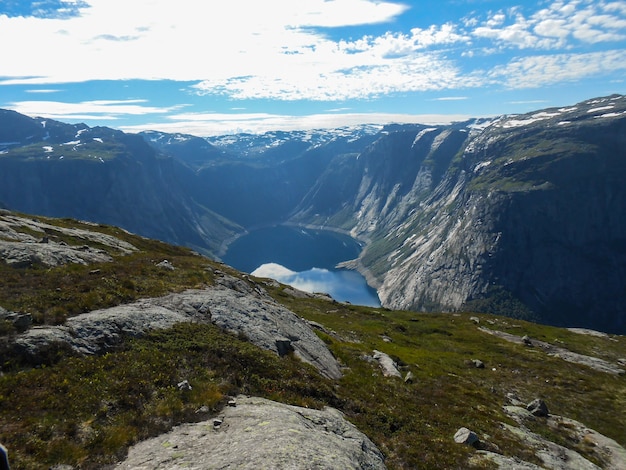 Popularna atrakcja turystyczna w pobliżu Trolltunga przy słonecznej pogodzie.