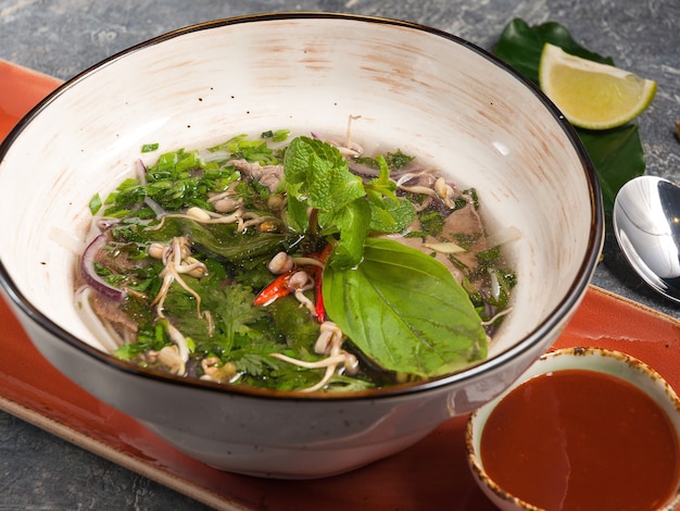 Popularna wietnamska i azjatycka zupa fo Bo z wołowiną