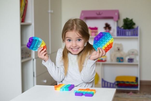 popularna zabawka dla dzieci pop trzymana w rękach antystresowej gry silikonowej piękna dziewczyna!