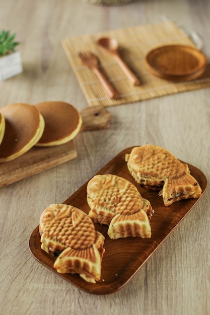 Popularny japoński deser Taiyaki i dorayaki podawane na drewnianym talerzu