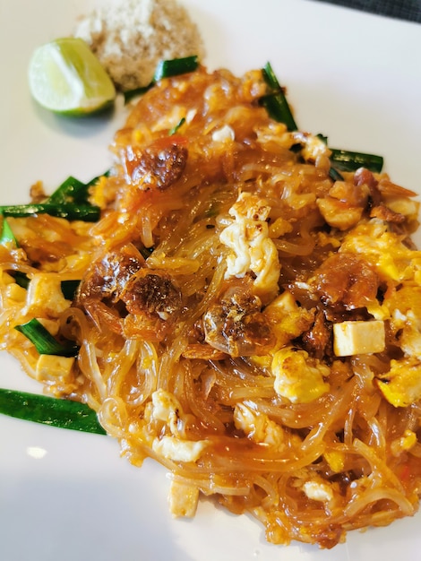 Popularny makaron Pad-Thai