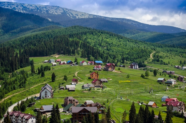 Popularny ośrodek narciarski Bukovel w lecie. Karpaty ukraińskie.