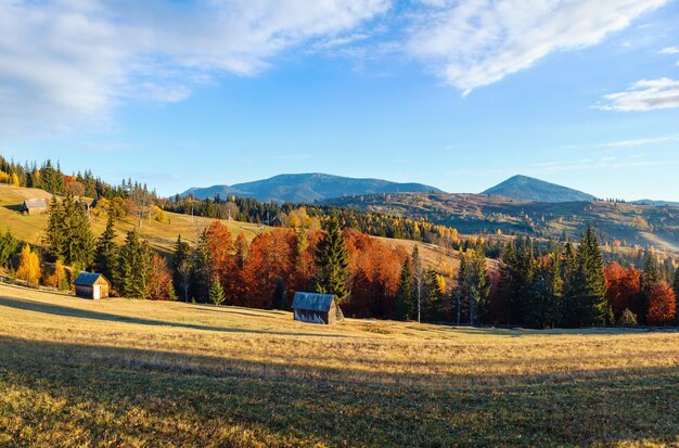 Poranek Karpaty i wioski na zboczach wieś Jablunica i przełęcz Obwód Iwanofrankowski Ukraina Dwa zdjęcia ściegu panorama w wysokiej rozdzielczości