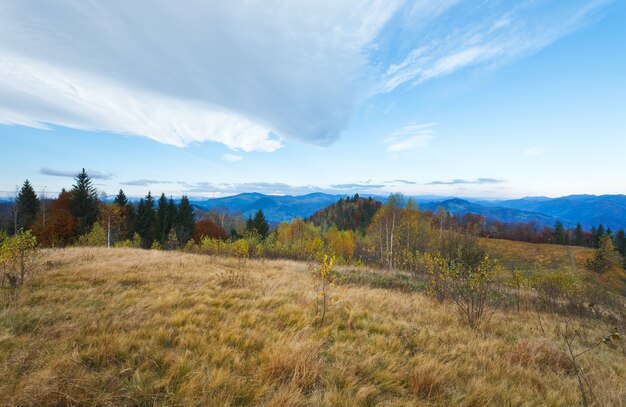 Poranek mglisty jesienny krajobraz górski (Karpaty, Ukraina)