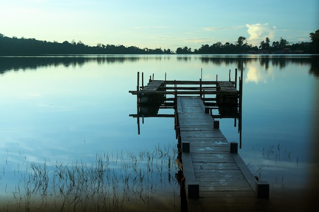 Poranek nad jeziorem Bali