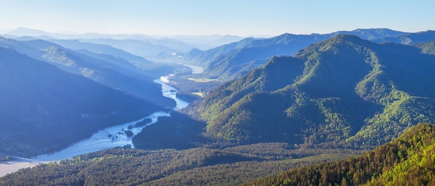 Poranek w górach Ałtaj, nad rzeką Katun, widok panoramiczny