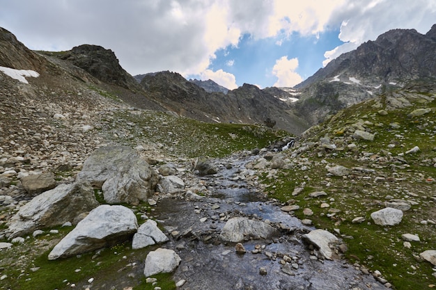 Poranek w górach, bajeczny krajobraz gór Kaukazu. Wspinaczka