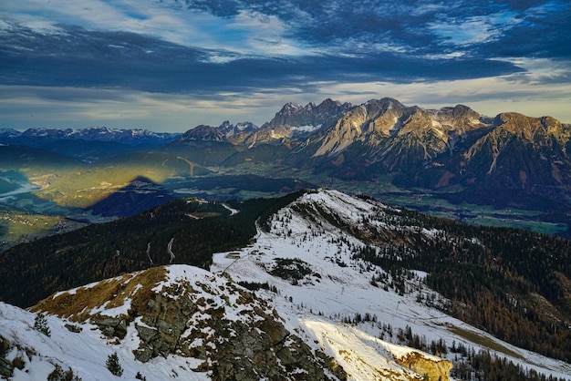 Zdjęcie poranek w schladming dachstein malowniczy widok pokrytych śniegiem gór na tle nieba podczas zachodu słońca