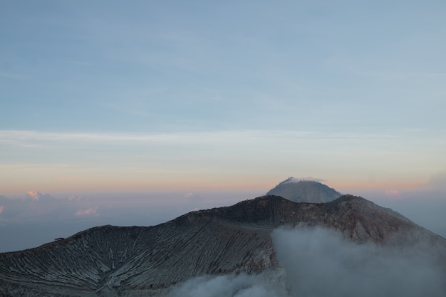 Zdjęcie poranna atmosfera, mount kawah ijen w indonezji piękna mgła