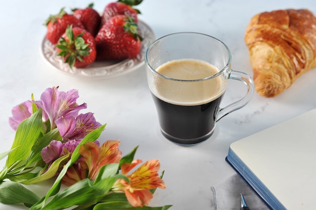 Poranna romantyczna śniadaniowa kawa mag