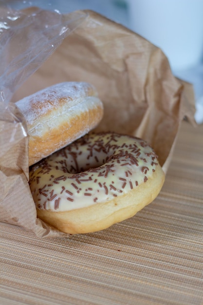 Zdjęcie poranne śniadanie z pączkami i kawą pyszne pączki zbliżenie donut