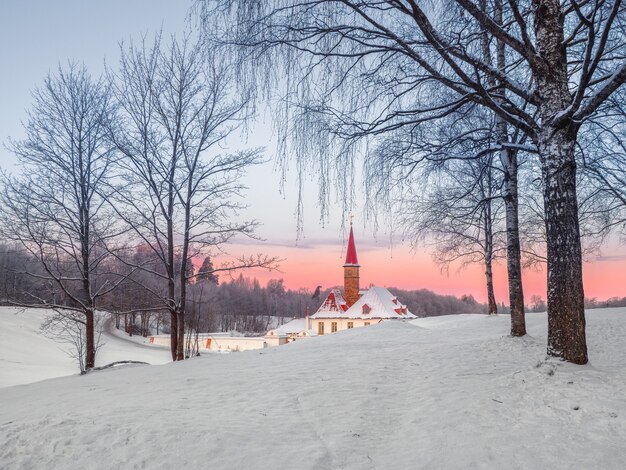 Poranny mroźny świt. Biały śnieżny krajobraz ze starym pałacem maltańskim w pięknym naturalnym krajobrazie. Gatchina. Rosja.