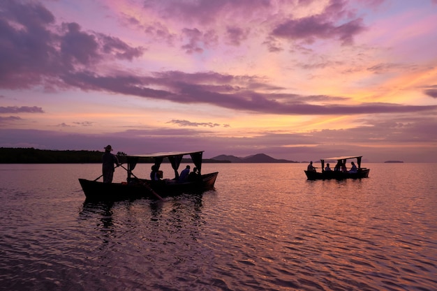 Poranny rejs z lokalną gondolą Thung Yee Peng, Ko Lanta, Krabi, Tajlandia.