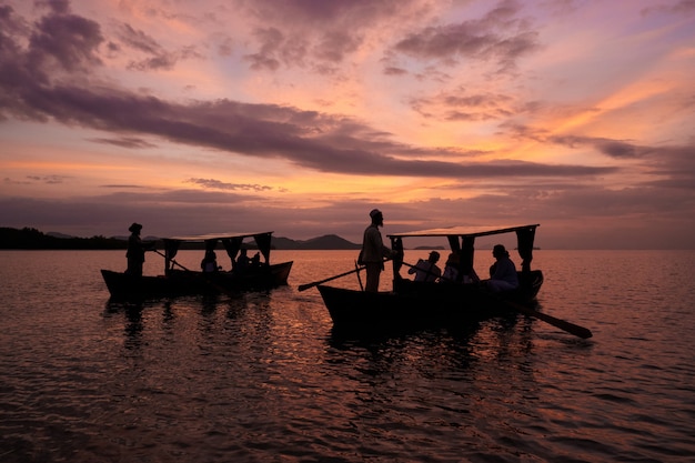 Zdjęcie poranny rejs z lokalną gondolą thung yee peng, ko lanta, krabi, tajlandia.