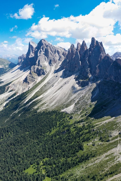Poranny widok doliny Gardena w górach Dolomitów Lokalizacja PuezGeisler Park Narodowy Szczyt Seceda Włochy Europa Grupa Odle jest punktem orientacyjnym Val di Funes
