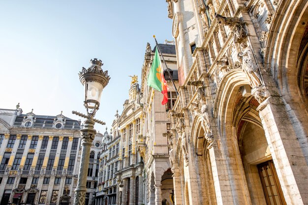 Poranny Widok Na Budynki Na Centralnym Placu Grand Place Na Starym Mieście W Brukseli Podczas Słonecznej Pogody W Belgii