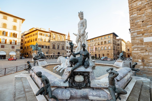 Poranny widok na fontannę Neptuna we Florencji