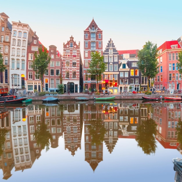 Poranny widok na kanał Amsterdamski Herengracht
