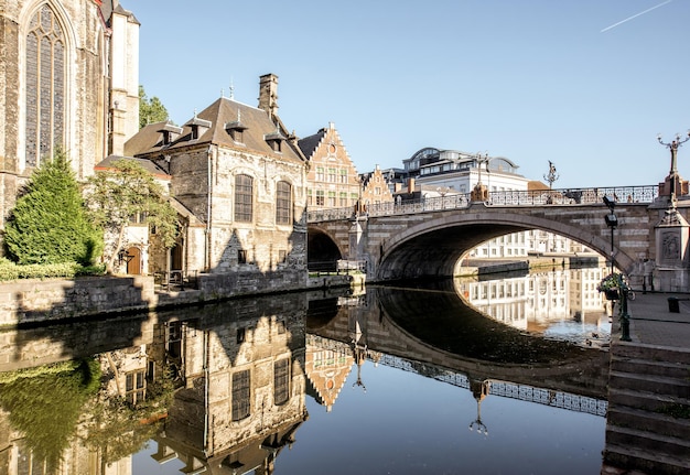 Poranny widok na most i kościół św. Mikołaja w mieście Gent, Belgia