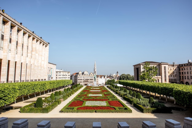 Poranny Widok Na Plac Arts Mountain Z Pięknymi Budynkami I Wieżą Ratuszową W Brukseli, Belgia