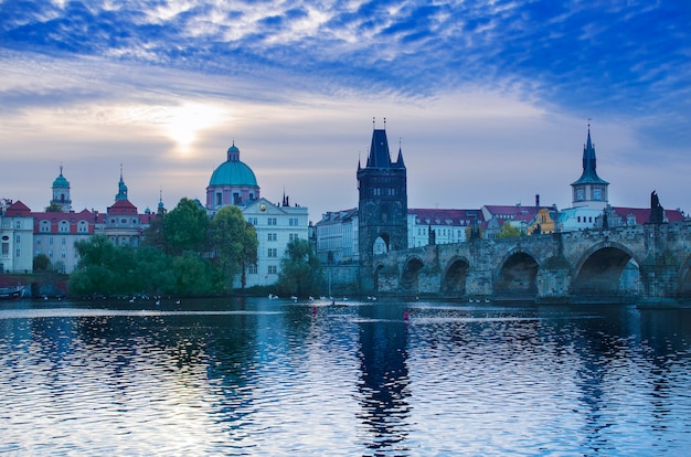 Poranny Widok Na Słynną Europejską Pragę - Stolicę Republiki Czeskiej Z Odbiciem W Rzece Wełtawie I Zabytkowymi Mostami