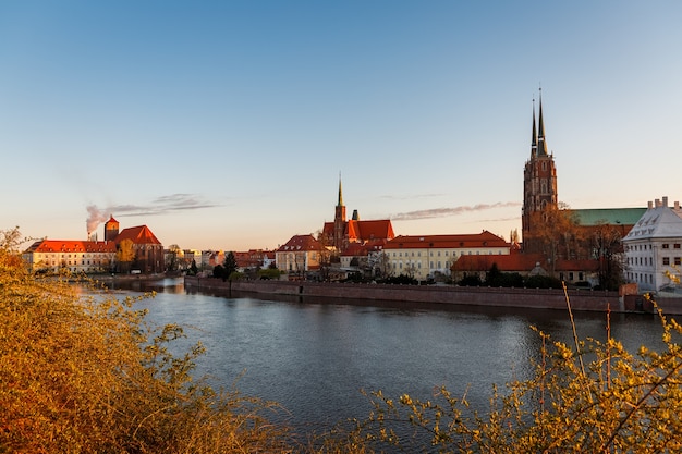 Poranny Widok Na Zabytki Miasta Wrocławia W Polsce Wiosną