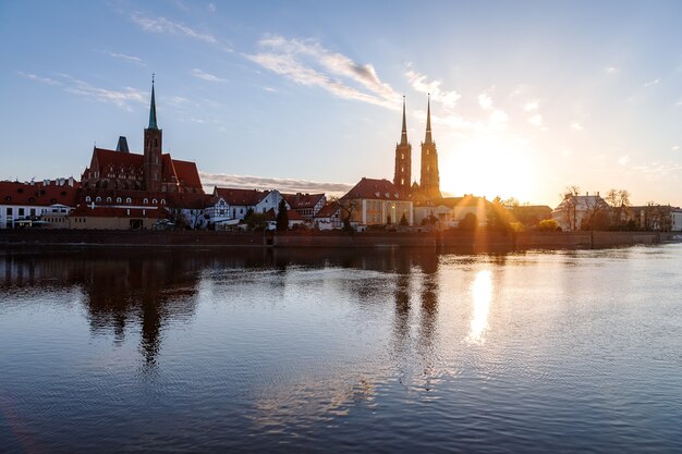 Poranny widok na zabytki miasta wrocławia w polsce wiosną