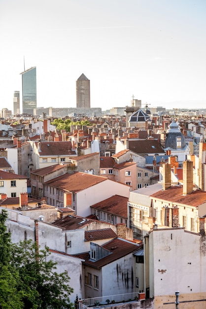 Poranny widok z lotu ptaka z pięknymi starymi budynkami i drapaczami chmur w mieście Lyon, Francja