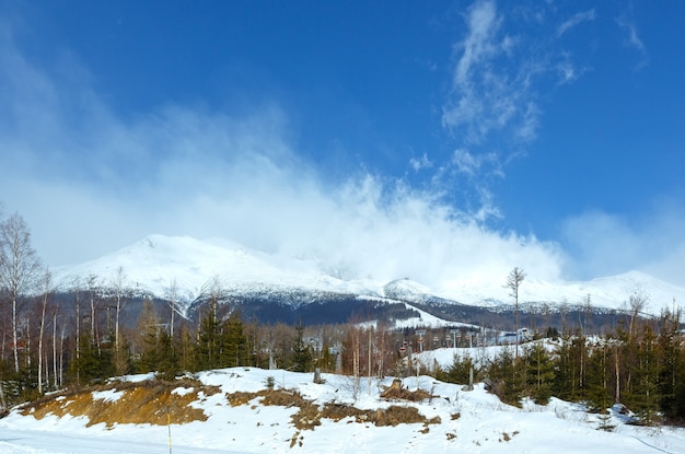 Poranny zimowy krajobraz górski (Tatrzańska Łomnica, Słowacja, Wysokie Tatry)