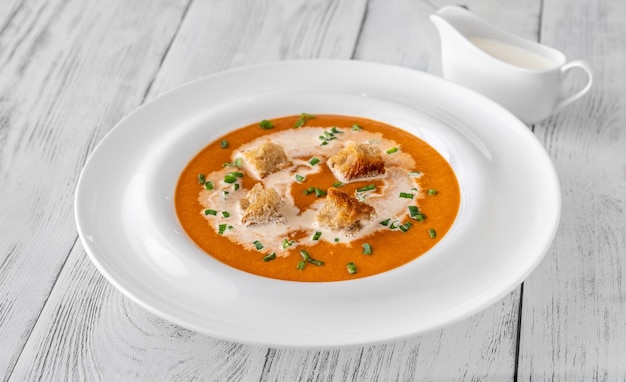 Porcja biskwitowej słynnej francuskiej zupy z owoców morza?